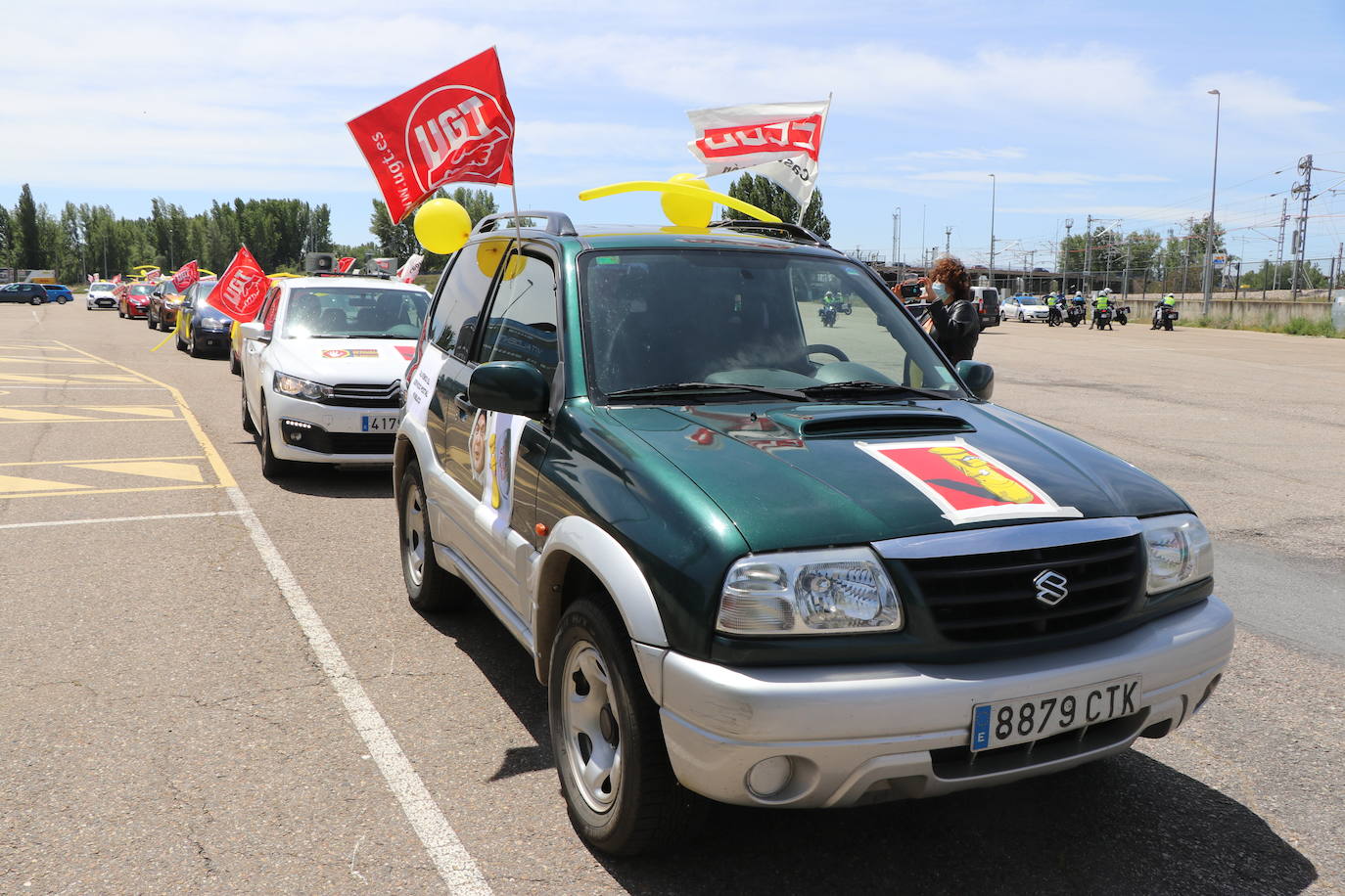 Una treintena de vehículos se movilizan contra la gestión de la empresa pública.