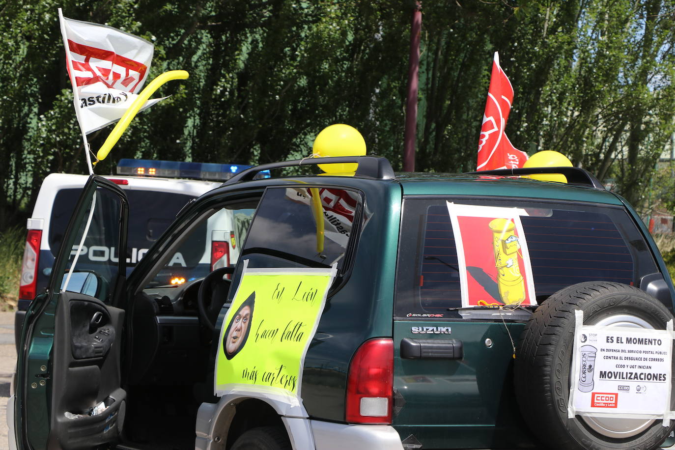 Una treintena de vehículos se movilizan contra la gestión de la empresa pública.