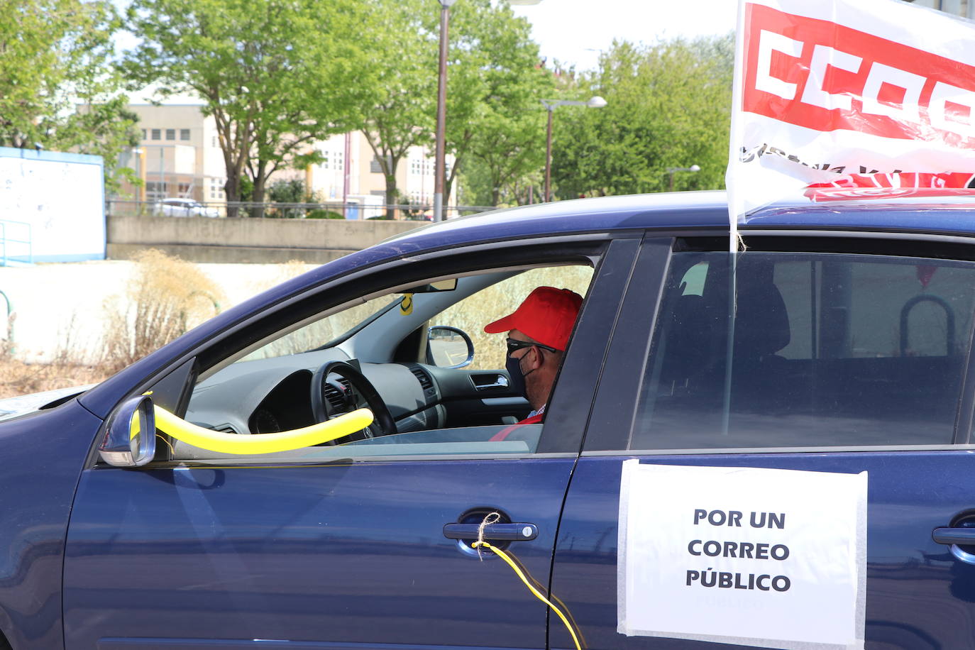 Una treintena de vehículos se movilizan contra la gestión de la empresa pública.