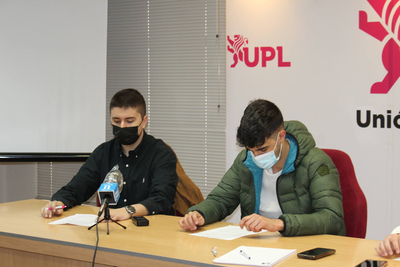 Los jóvenes leonesistas, unos cincuenta miembros, se suman a la manifestación convocada por Conceyu por la autonomía de la Región Leonesa.