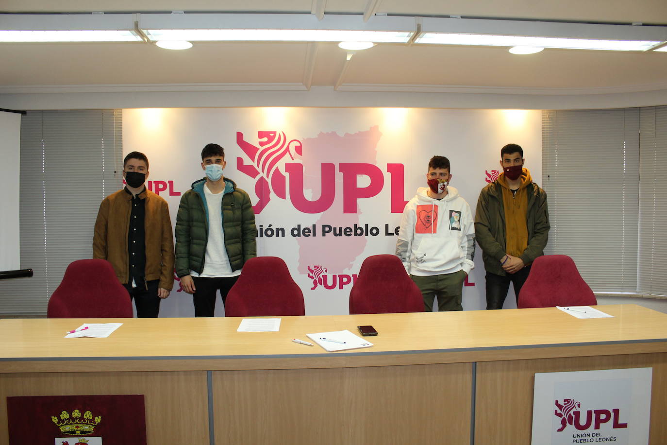 Los jóvenes leonesistas, unos cincuenta miembros, se suman a la manifestación convocada por Conceyu por la autonomía de la Región Leonesa.