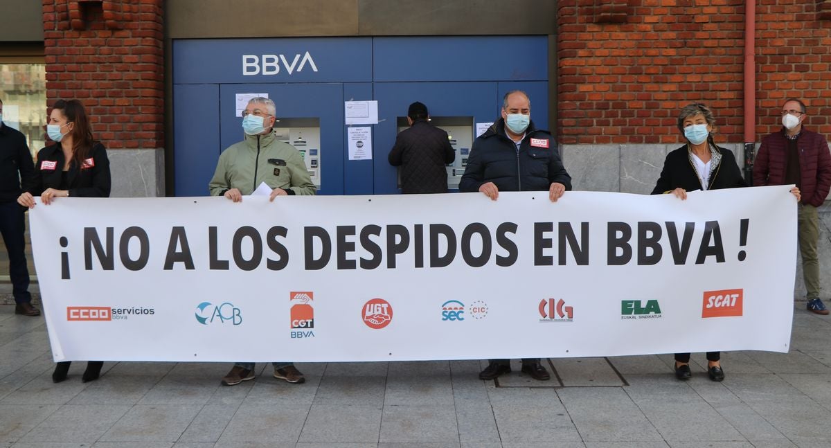 La plantilla de la entidad bancaria protesta durante una hora contra el ERE planteado por la empresa que afectaría a 14 personas en la provincia de León