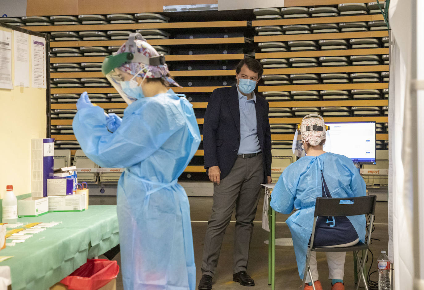 El presidente de la Junta de Castilla y León recibe la dosis de la vacuna en Salamanca.