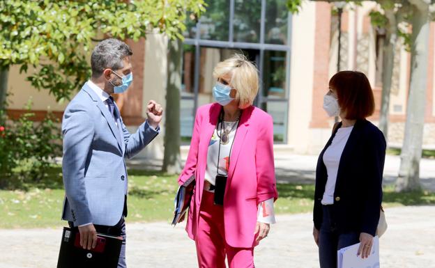 Verónica Casado se dirige hacia la rueda de prensa.