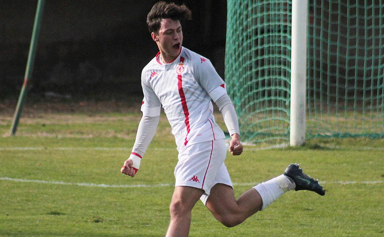 David celebra un gol con el Juvenil A de la Cultural.