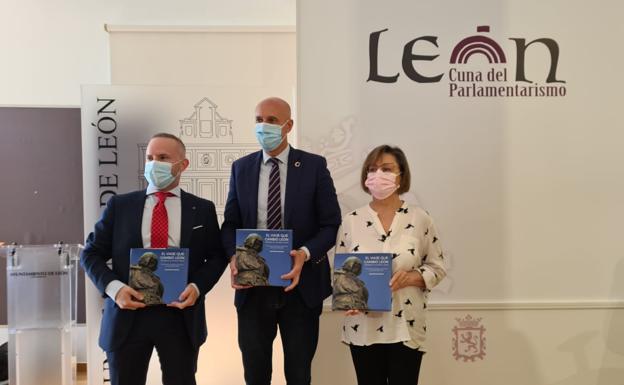 El autor del libro, Jorge Martínez, junto al alcalde, José Antonio Diez, y la concejala de Promoción Cultural, Evelia Fernández.