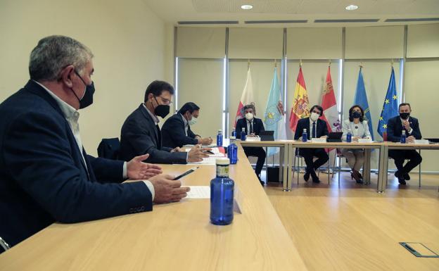 Asociaciones agrícolas y consejeros de Medio Ambiente (al fondo), durante la reunión mantenida este martes. 