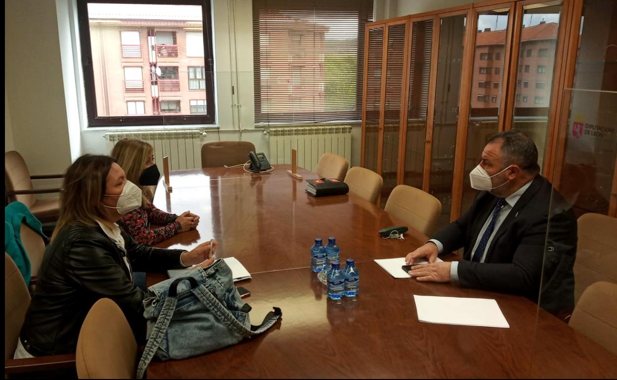 Reunión de presidente de la Diputación, Eduardo Morán, con las representantes de Alzheimer Bierzo.