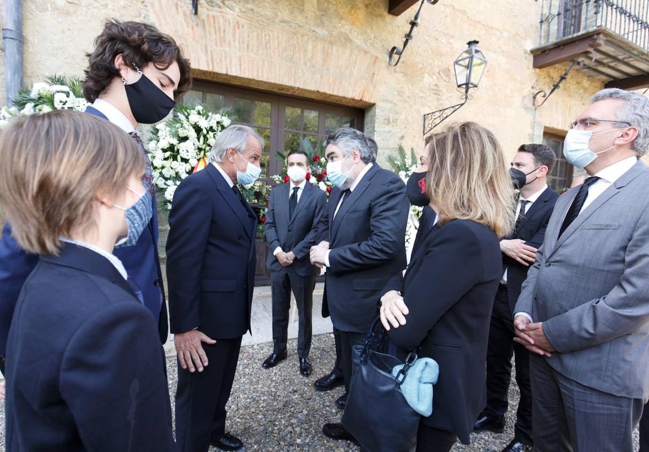 El ministro de Cultura y Deporte, José Manuel Rodríguez Uribes, asiste al funeral del compositor y director de orquesta Cristóbal Halffter en la Colegiata de Villafranca del Bierzo