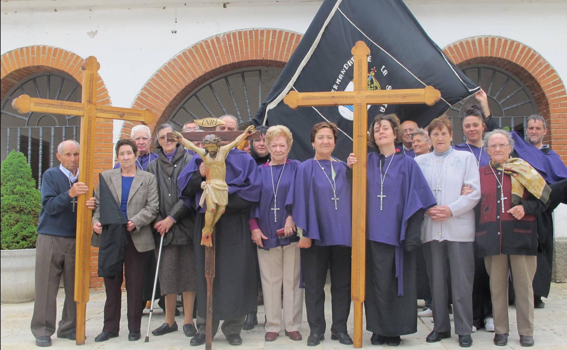 Cofrades de la Santa Cruz y Jesús Nazareno en la celebración del Día de la Cruz.