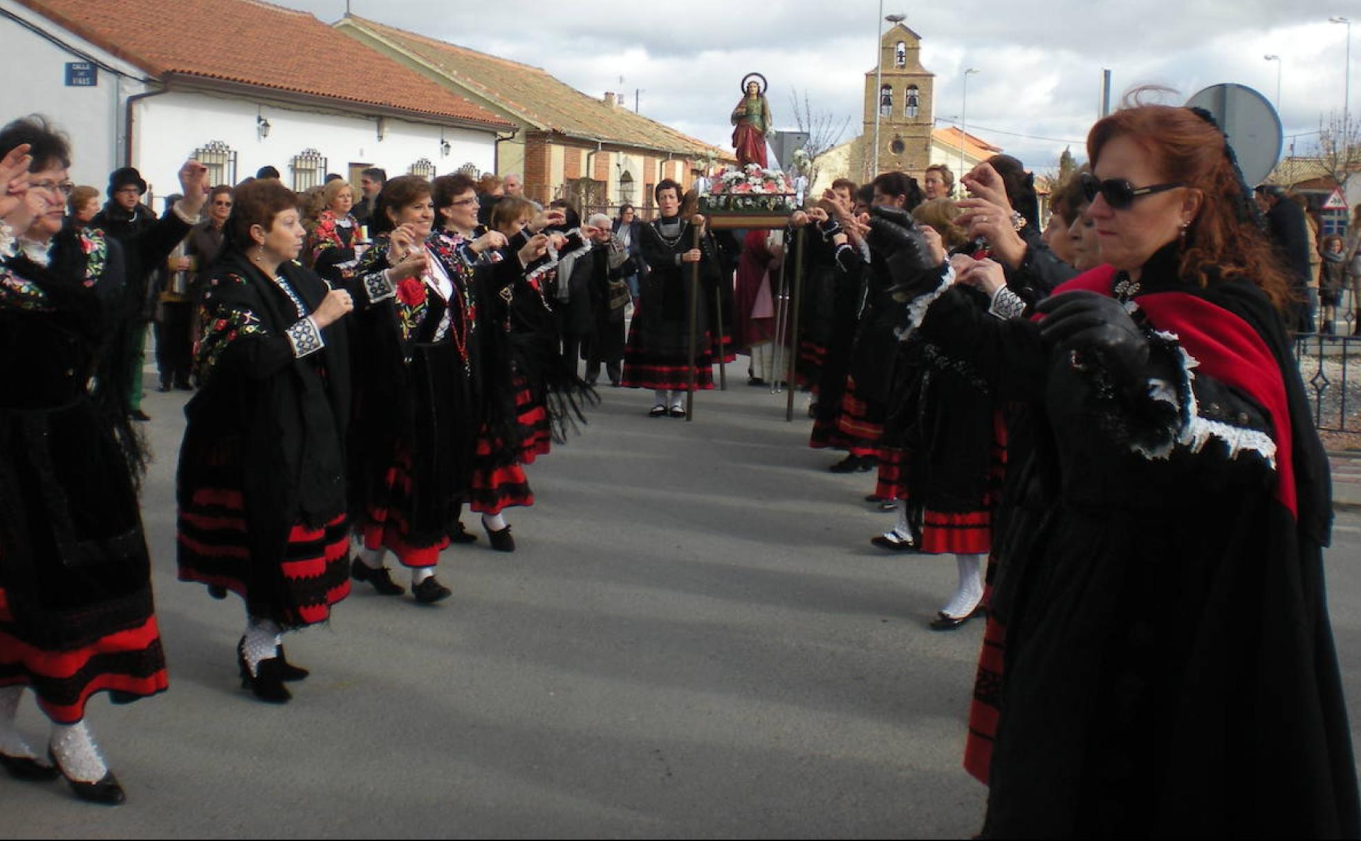 Las águedas bailan ante la patrona de las mujeres.