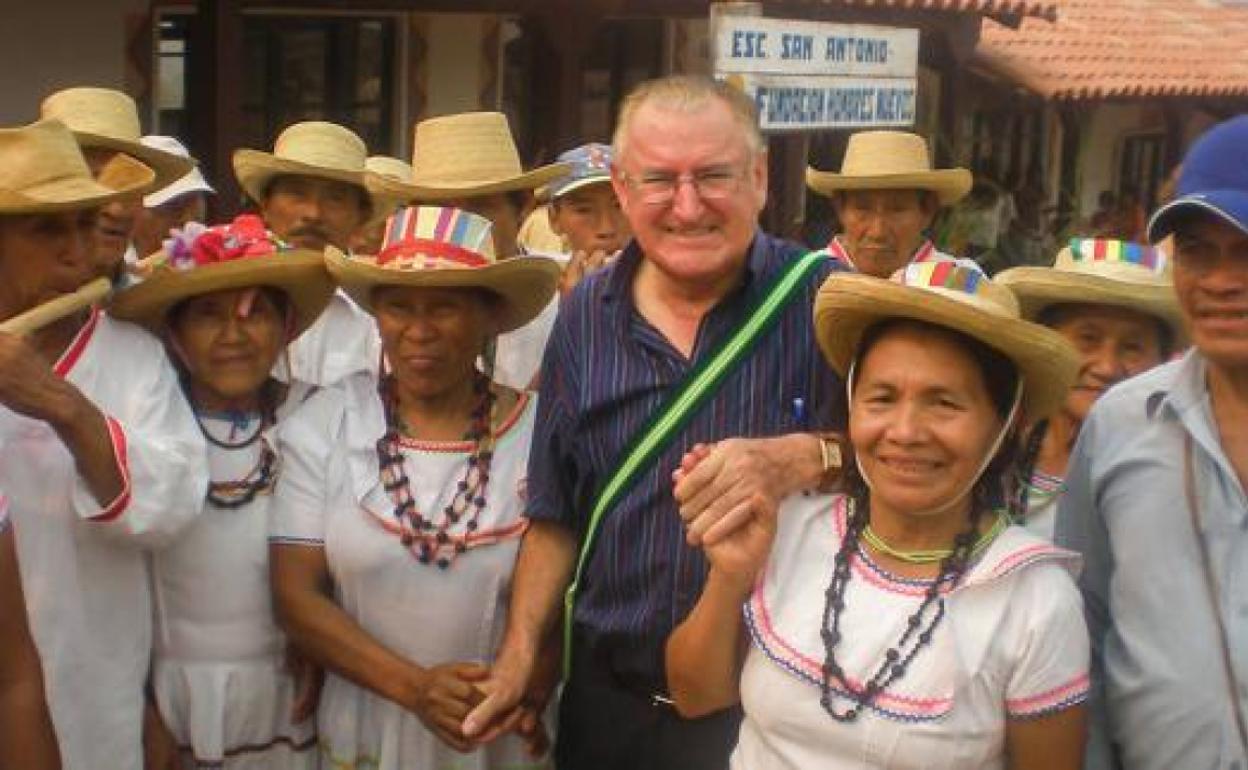 Nicolás Castellanos colaborando con los habitantes de la ciudad boliviana de Santa Cruz.