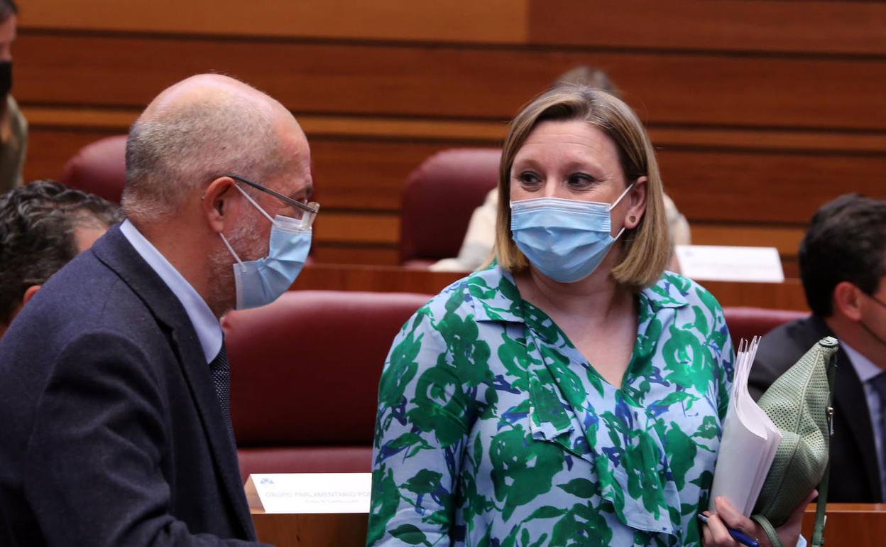 Isabel Blanco conversa con Igea antes de iniciarse el pleno.