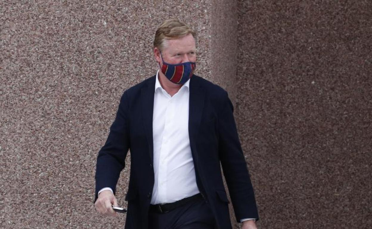 Ronald Koeman abandona las oficinas del Barça. 