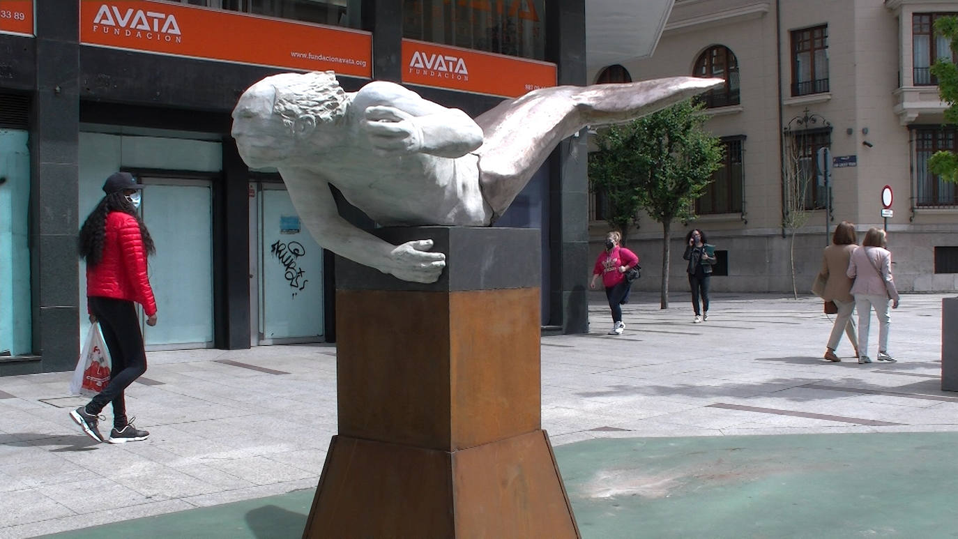 Cinco artistas leones que exhibirán seis de sus obras en la avenida leonesa que, una vez peatonalizada, busca ser un espacio artístico más de la ciudad