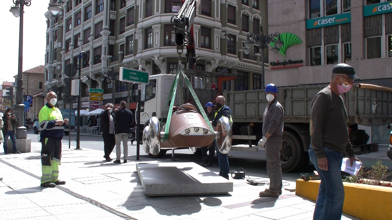 Cinco artistas leones que exhibirán seis de sus obras en la avenida leonesa que, una vez peatonalizada, busca ser un espacio artístico más de la ciudad