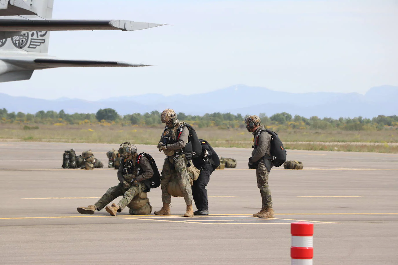 La Brigada Paracaidista pone en práctica el ejercicio Lone Paratrooper 2021 en el que 140 paracaidistas de España, Francia, Portugal y Estados Unidos se instruyen en el cielo inmejorable de la Academia Básica del Aire de la Virgen del Camino