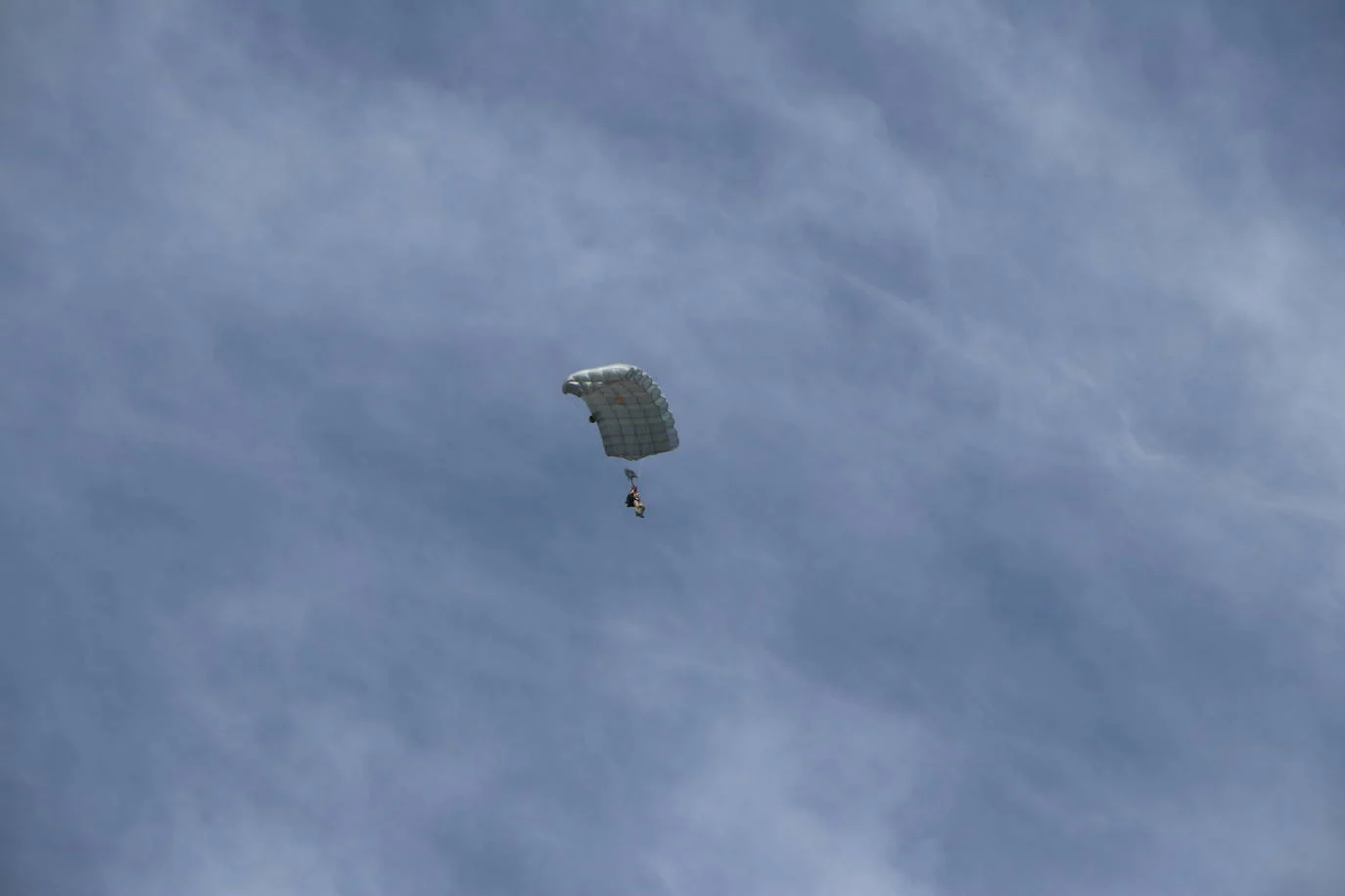 La Brigada Paracaidista pone en práctica el ejercicio Lone Paratrooper 2021 en el que 140 paracaidistas de España, Francia, Portugal y Estados Unidos se instruyen en el cielo inmejorable de la Academia Básica del Aire de la Virgen del Camino