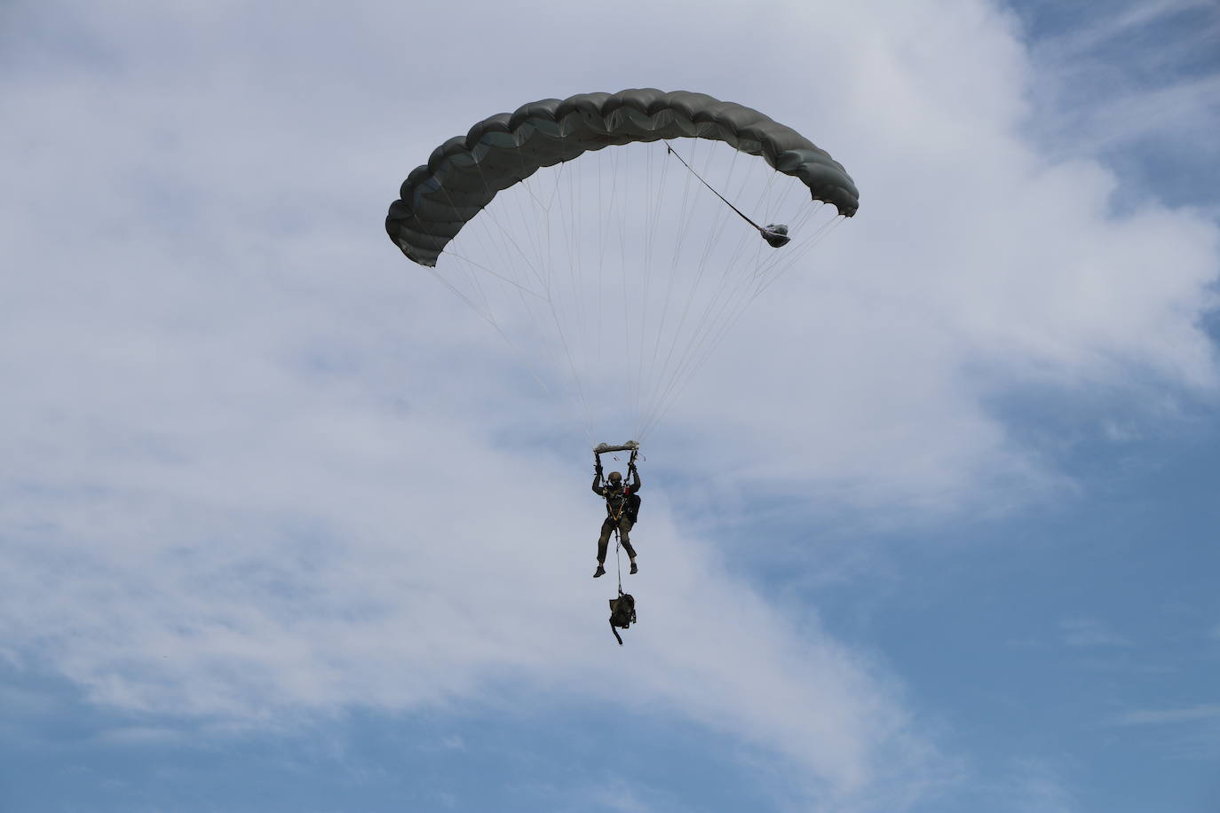 La Brigada Paracaidista pone en práctica el ejercicio Lone Paratrooper 2021 en el que 140 paracaidistas de España, Francia, Portugal y Estados Unidos se instruyen en el cielo inmejorable de la Academia Básica del Aire de la Virgen del Camino