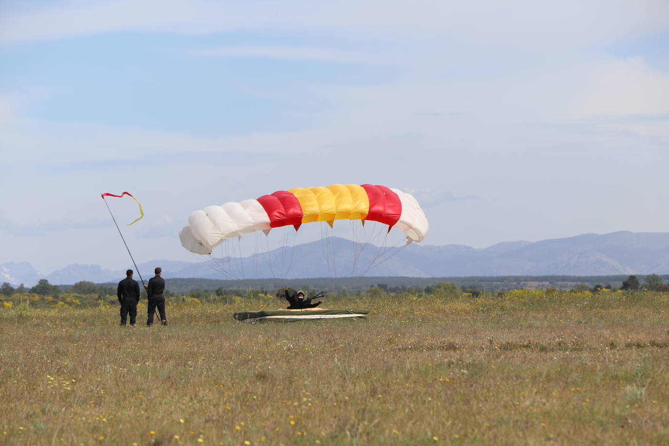 La Brigada Paracaidista pone en práctica el ejercicio Lone Paratrooper 2021 en el que 140 paracaidistas de España, Francia, Portugal y Estados Unidos se instruyen en el cielo inmejorable de la Academia Básica del Aire de la Virgen del Camino