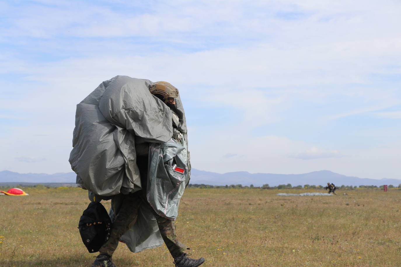 La Brigada Paracaidista pone en práctica el ejercicio Lone Paratrooper 2021 en el que 140 paracaidistas de España, Francia, Portugal y Estados Unidos se instruyen en el cielo inmejorable de la Academia Básica del Aire de la Virgen del Camino