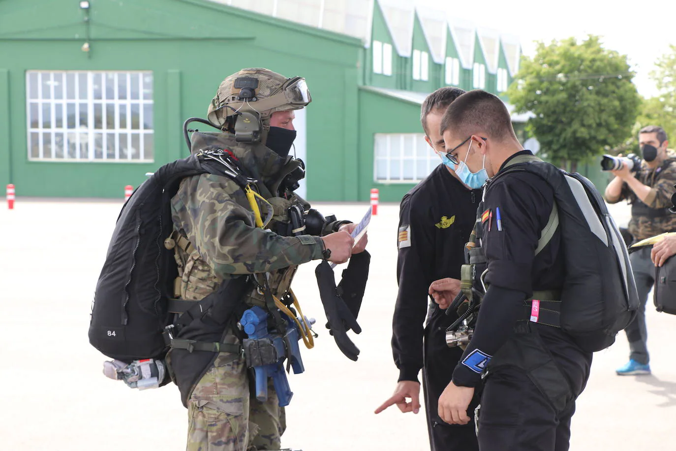 La Brigada Paracaidista pone en práctica el ejercicio Lone Paratrooper 2021 en el que 140 paracaidistas de España, Francia, Portugal y Estados Unidos se instruyen en el cielo inmejorable de la Academia Básica del Aire de la Virgen del Camino