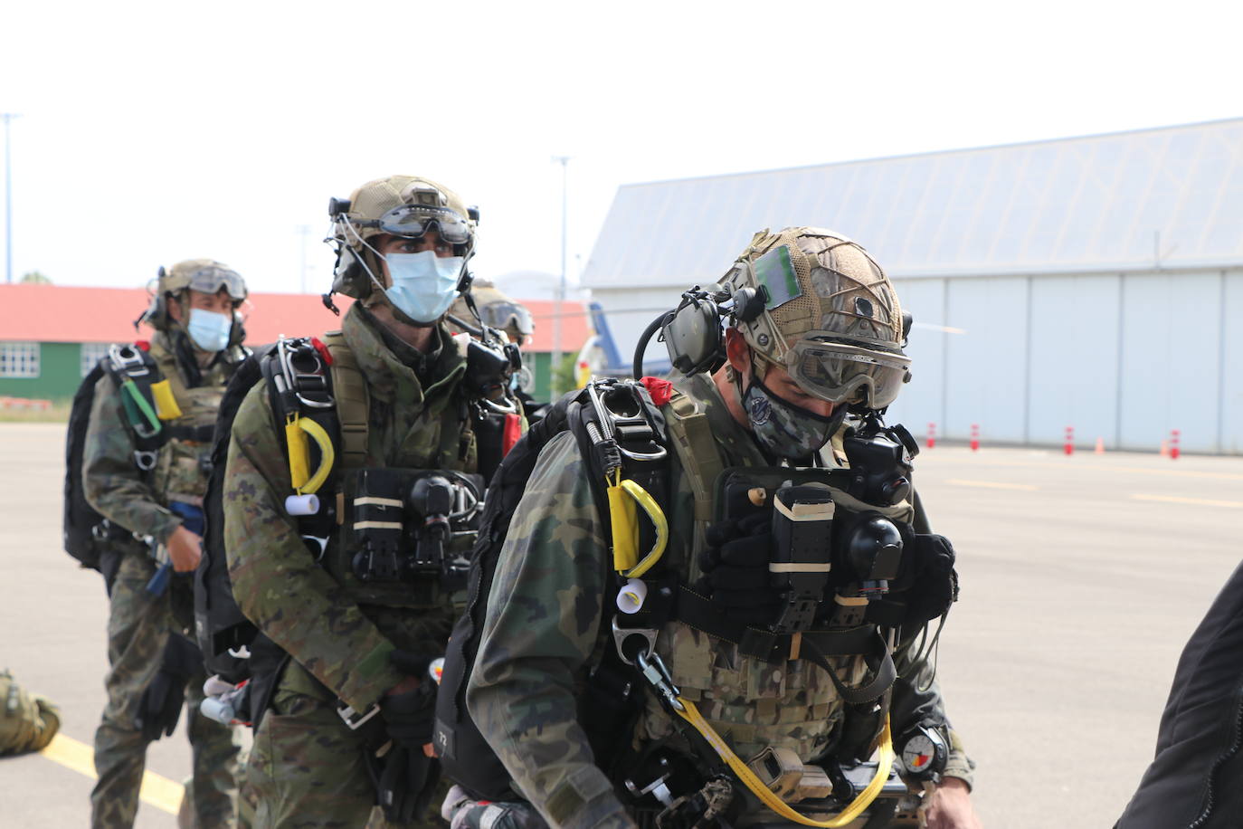 La Brigada Paracaidista pone en práctica el ejercicio Lone Paratrooper 2021 en el que 140 paracaidistas de España, Francia, Portugal y Estados Unidos se instruyen en el cielo inmejorable de la Academia Básica del Aire de la Virgen del Camino