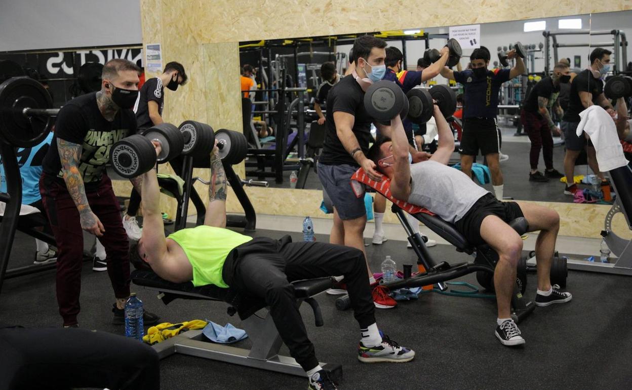 Los gimnasios piden la ampliación de aforos «al menos al 50%» y la apertura de duchas y vestuarios