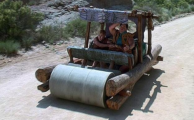 El coche de los Picapiedra en la película 'Los Picapiedra'