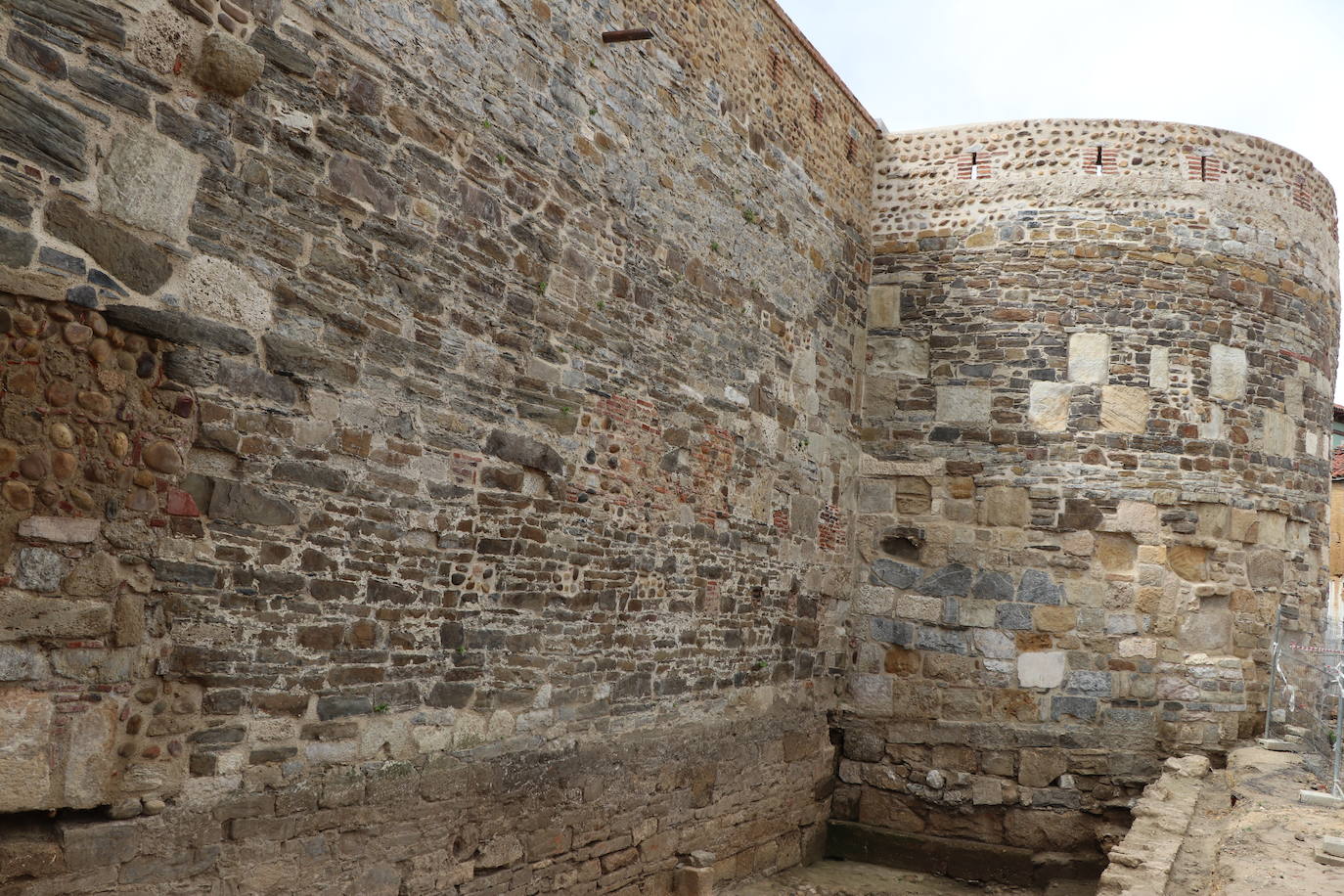 La zona arqueológica de la Era del Moro dotará a la capital de nuevos lienzos de su muralla que será puesta en valor.