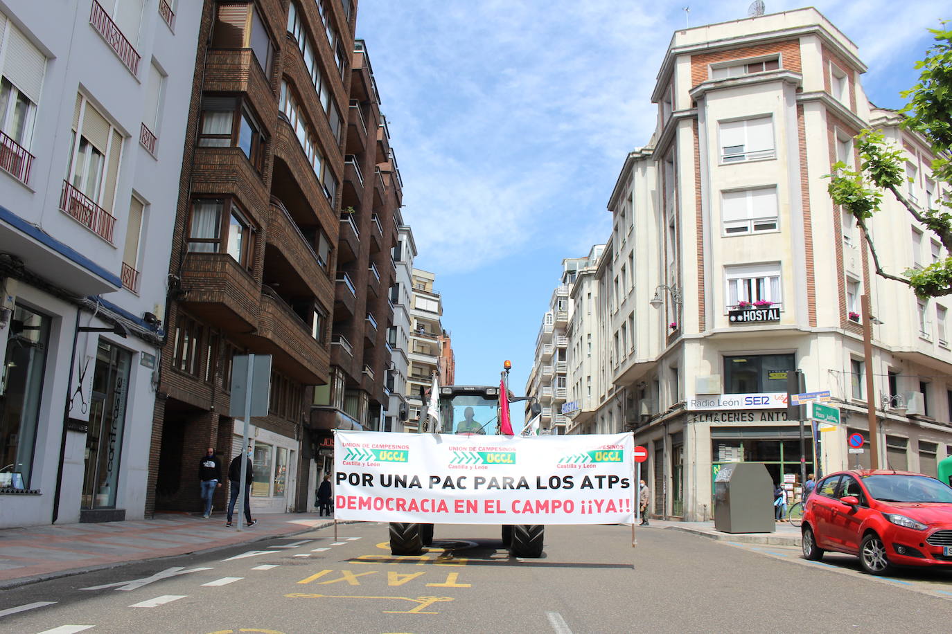 Trece camiones recorren las calles de León contra una PAC «cada vez menos productivista».