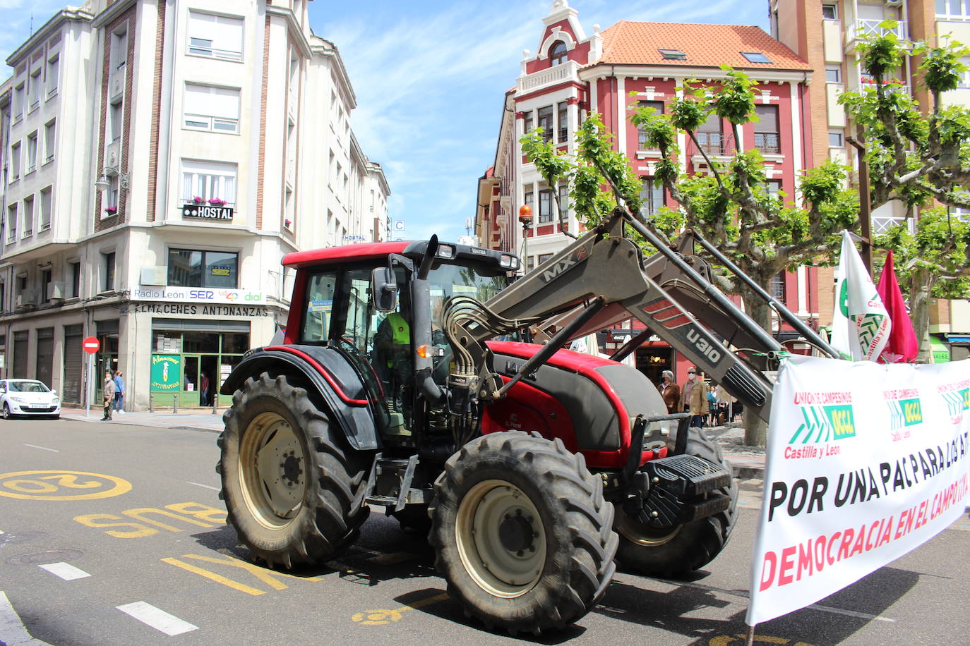 Trece camiones recorren las calles de León contra una PAC «cada vez menos productivista».