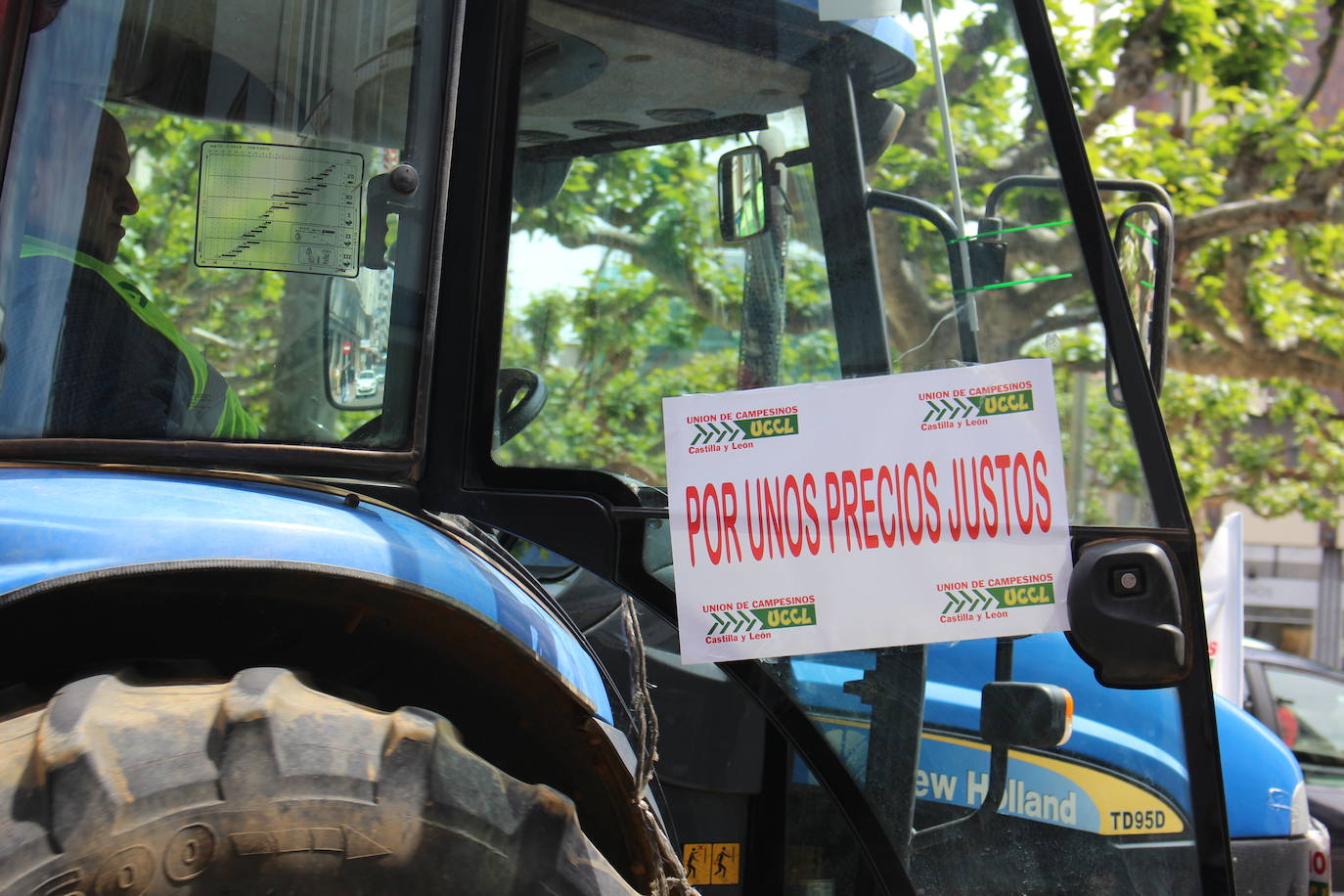 Trece camiones recorren las calles de León contra una PAC «cada vez menos productivista».