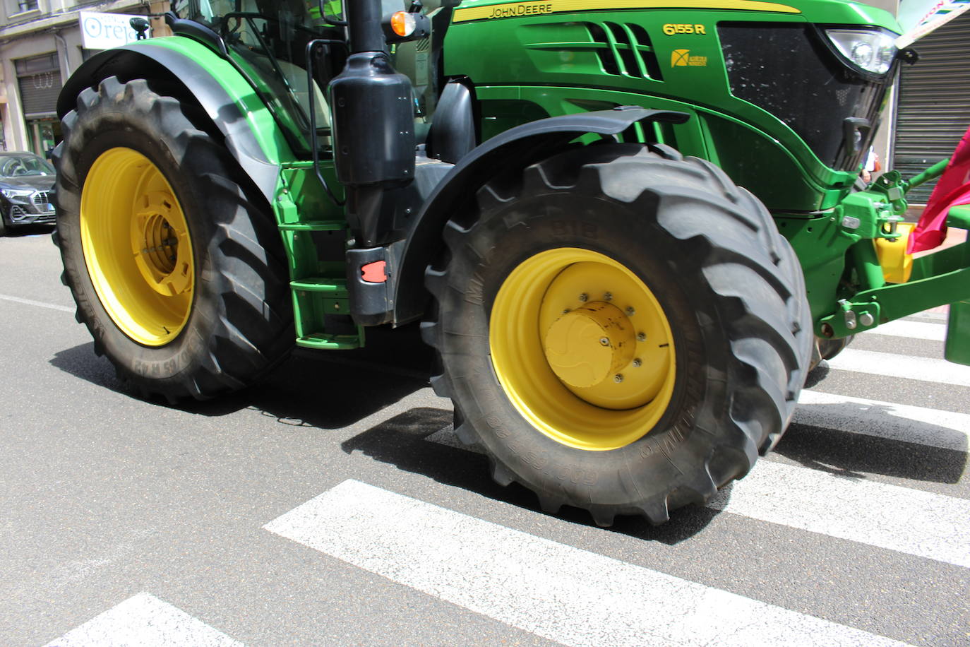 Trece camiones recorren las calles de León contra una PAC «cada vez menos productivista».