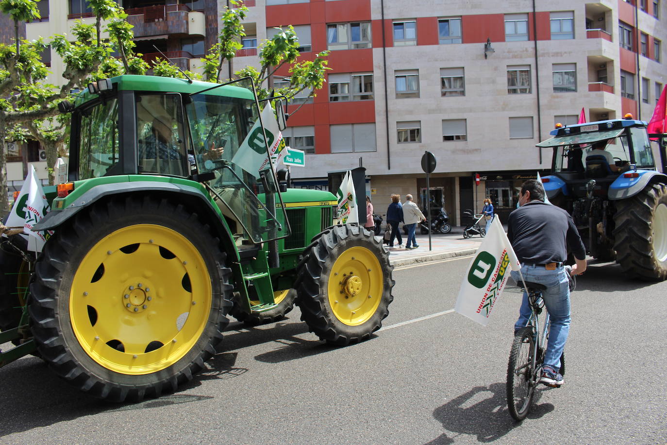 Trece camiones recorren las calles de León contra una PAC «cada vez menos productivista».