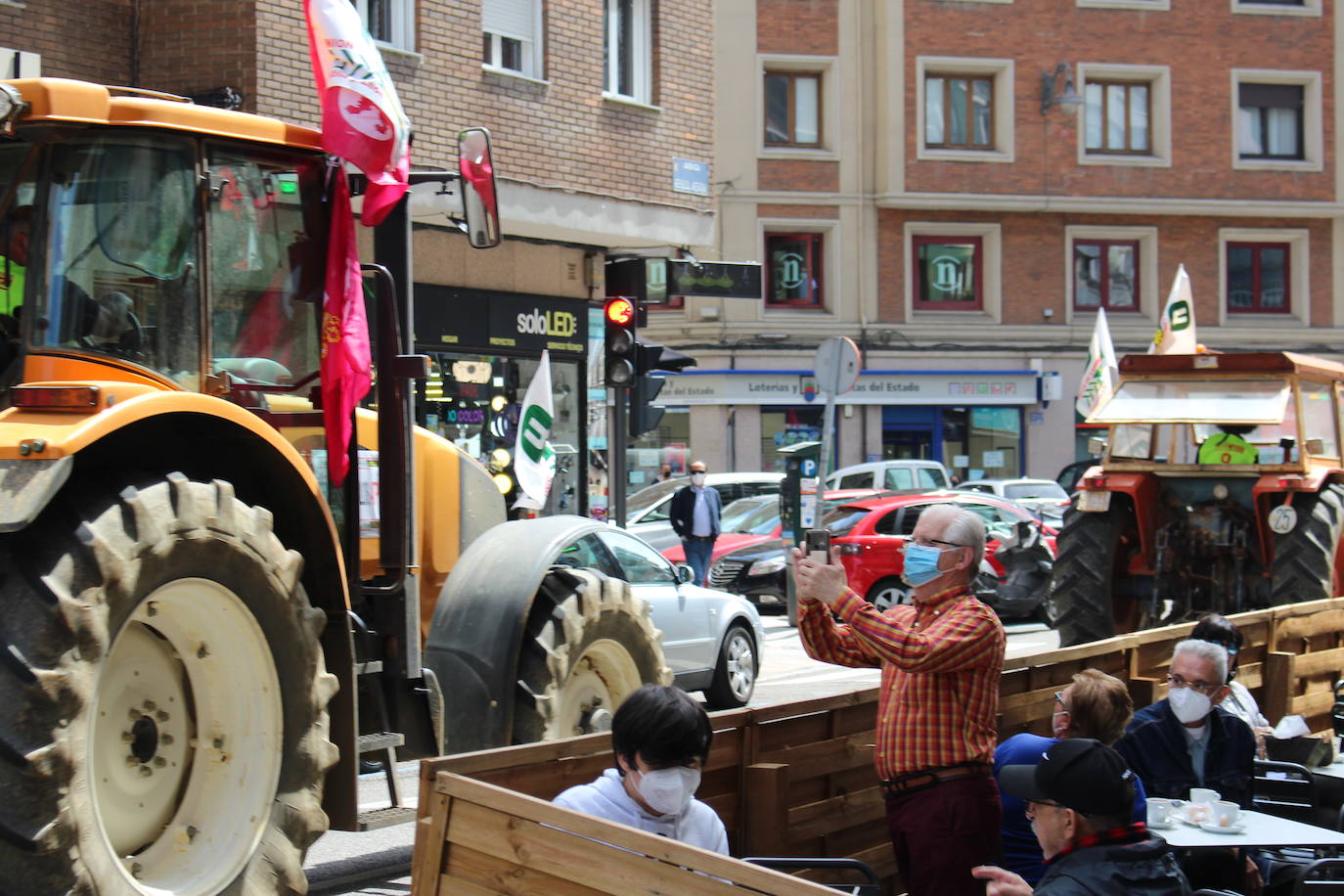 Trece camiones recorren las calles de León contra una PAC «cada vez menos productivista».