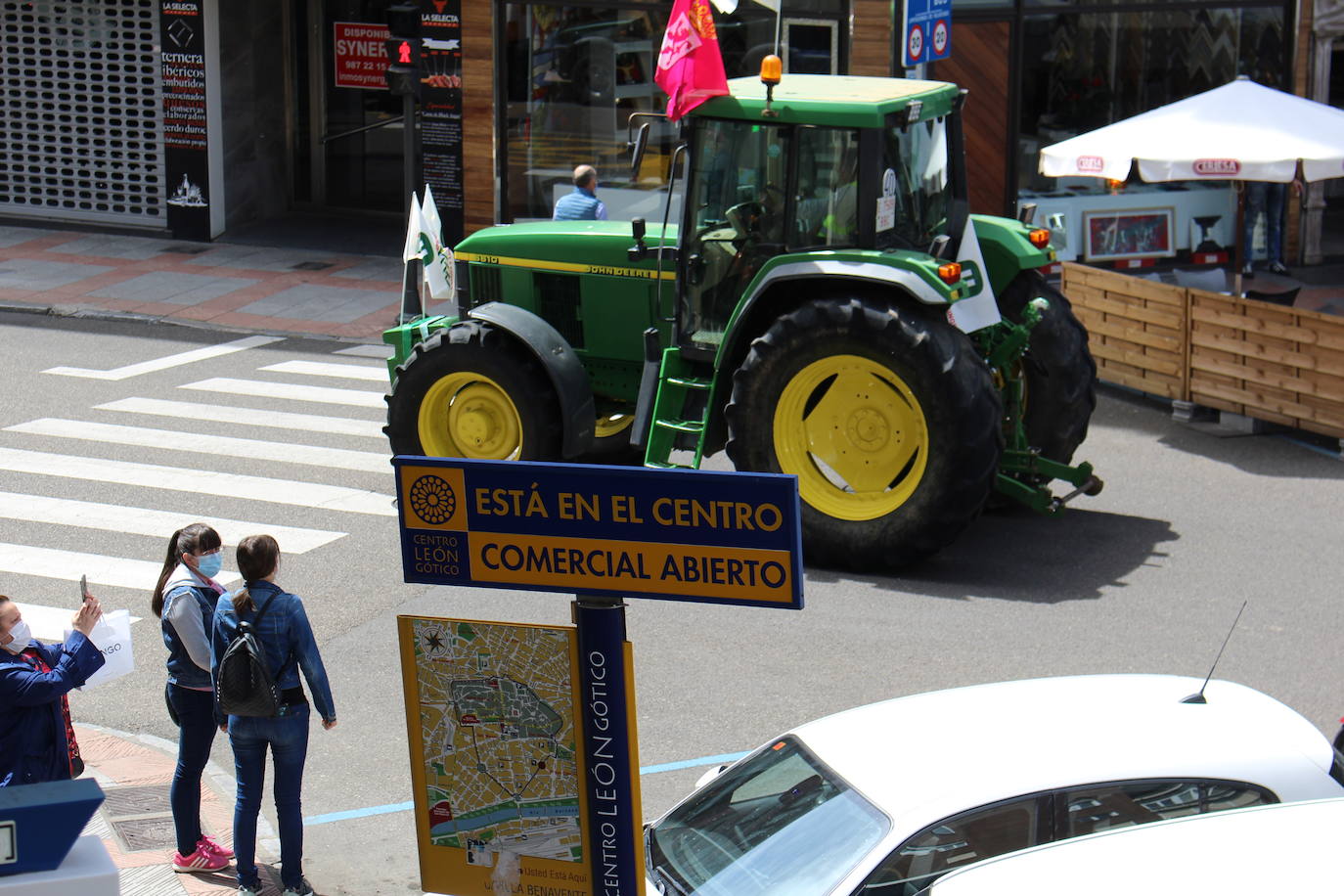 Trece camiones recorren las calles de León contra una PAC «cada vez menos productivista».