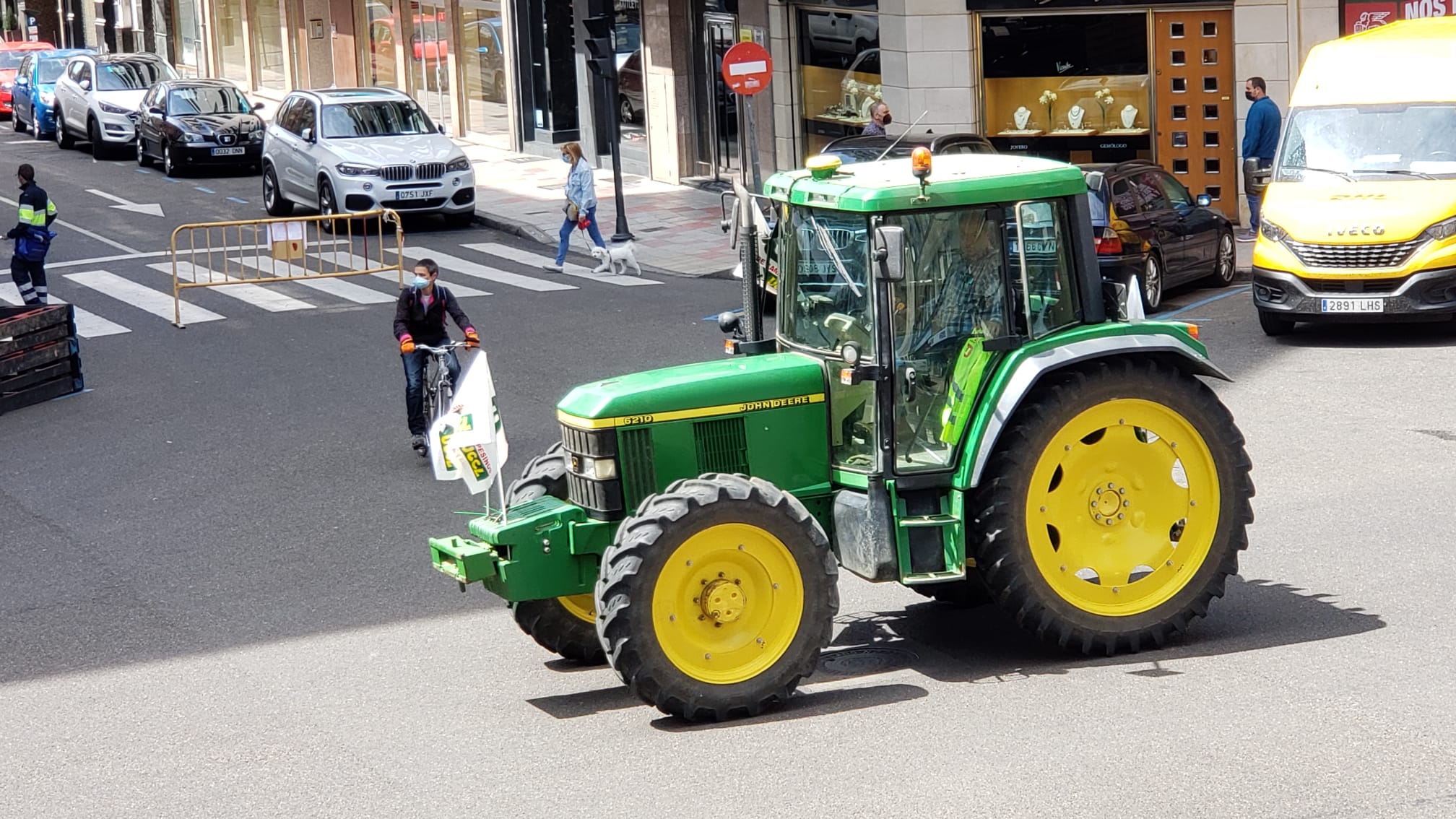 Trece camiones recorren las calles de León contra una PAC «cada vez menos productivista».