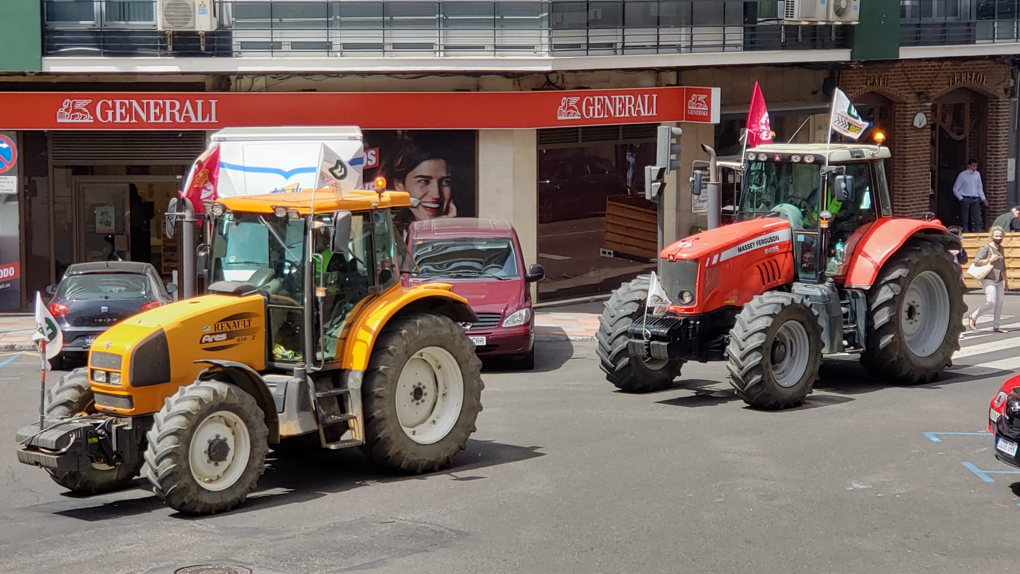 Trece camiones recorren las calles de León contra una PAC «cada vez menos productivista».