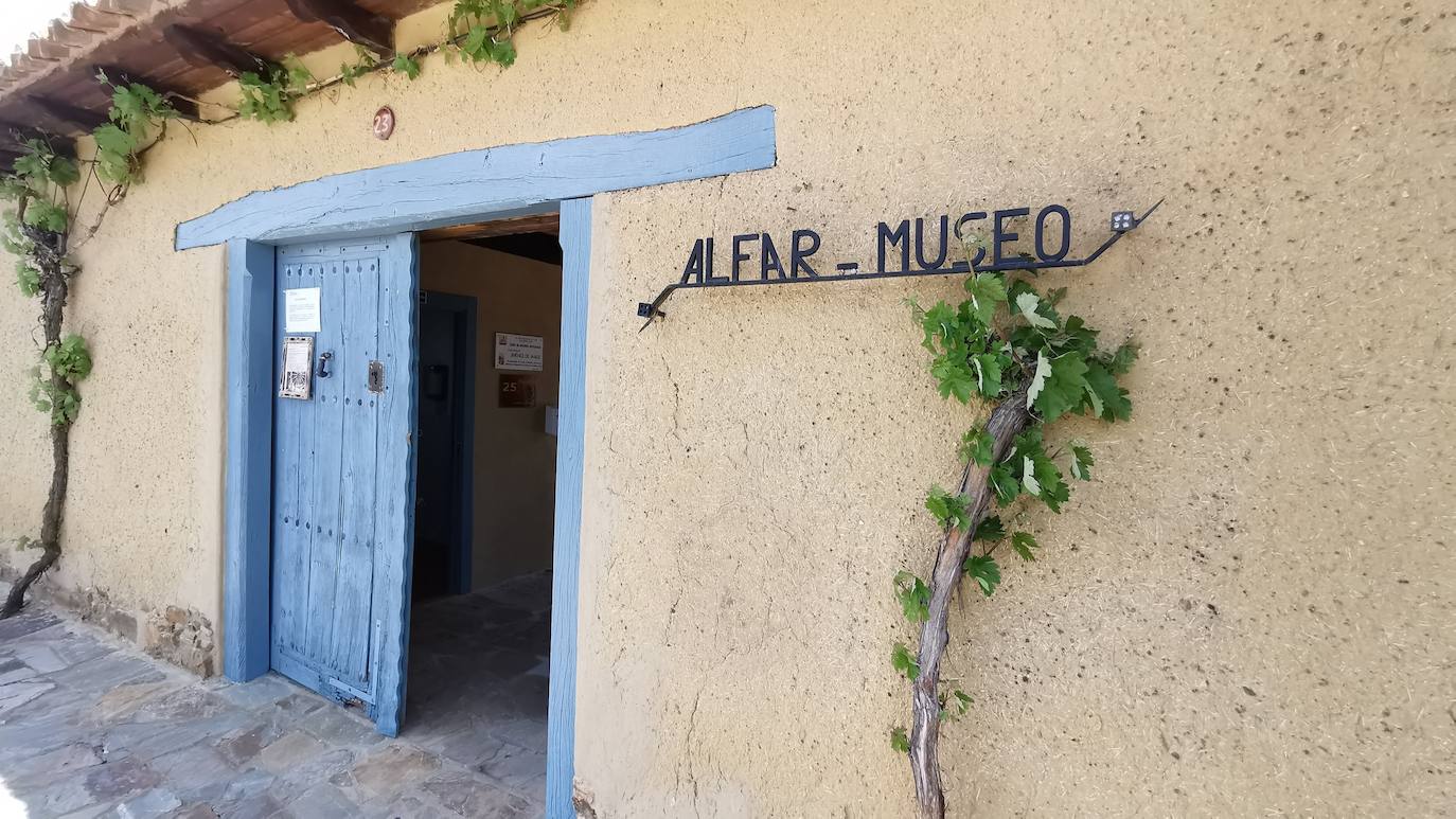 En alfares como estos, el gremio de los alfareros alcanzó su máximo esplendor a mediados del siglo XX cuando llegaron a superar el centenar y había días que se encendían hasta 30 hornos para la cocción de los cacharros en Jiménez de Jamuz