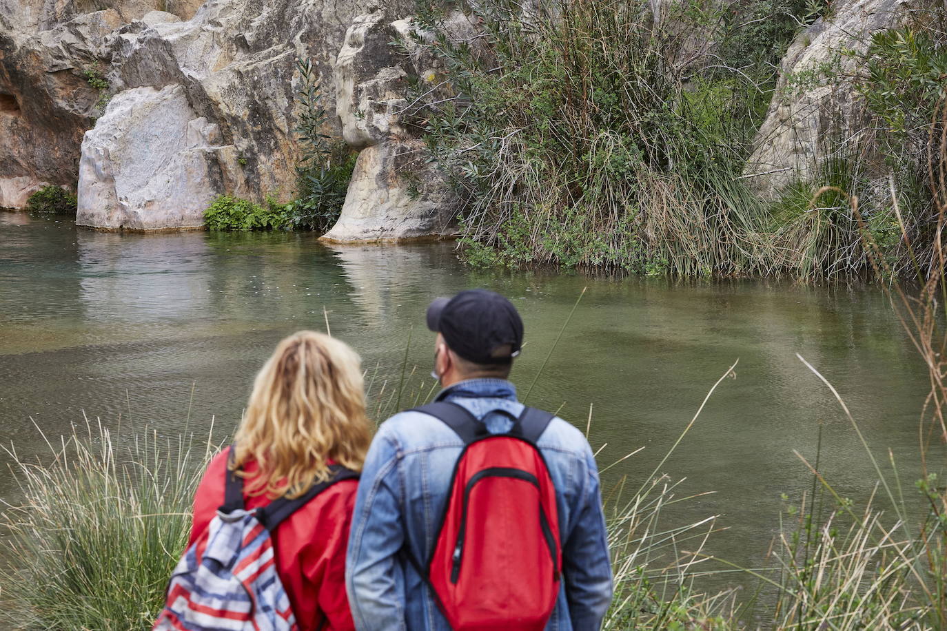 RUTA DEL AGUA (CHELVA) | La Ruta del Agua es un itinerario turístico de trazado circular, que combina naturaleza y cultura en un paseo de aproximadamente dos horas de duración en el corto y de entre 3,5 y 4 horas en el largo, con áreas de descanso. Ideal para realizar en familia. A lo largo de esta ruta encontramos parajes tan singulares como la Playeta; cuyas cascadas y remanso se convierten en una zona tradicional de baño; o el túnel de Olinches, excavado en la montaña y que nos transporta a uno de los parajes más abruptos del río Chelva. 