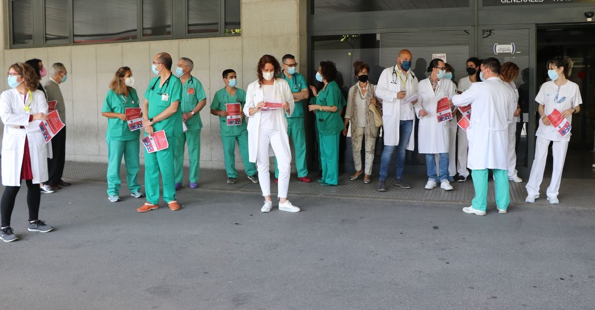 Los médicos de Urgencias se concentran para reclamar la creación de una especialidad propia en el sistema sanitario español.