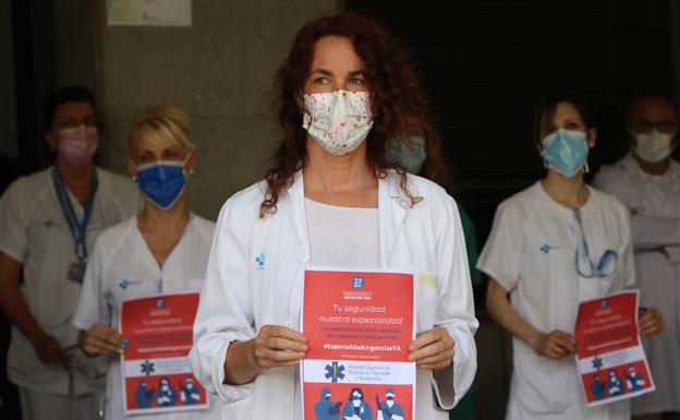 Galería. Concentración de los médicos de urgencias frente a este área del Hospital de León.