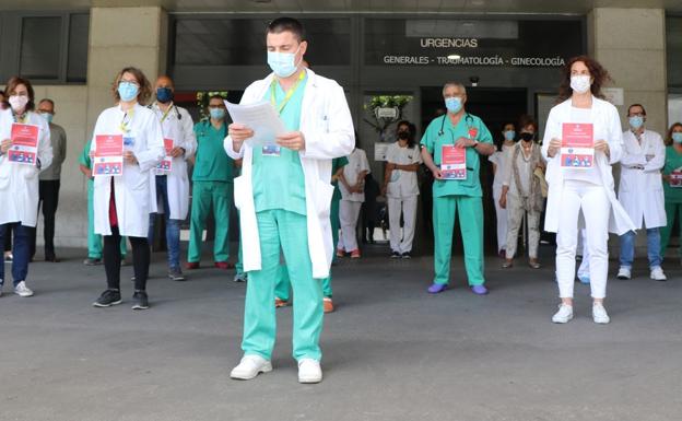 Concentración de los médicos de urgencias frente a este área del Hospital de León.