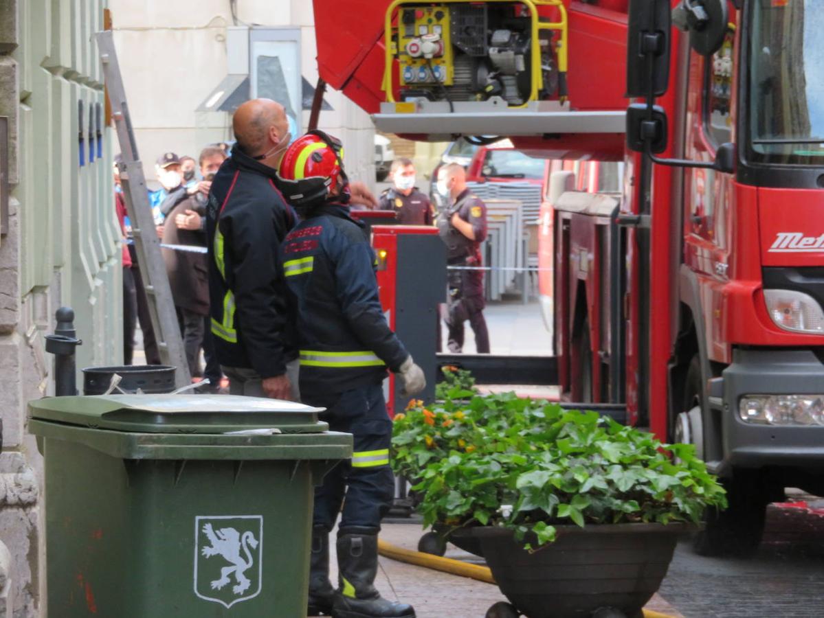 El incendio se ha desencadenado a primera hora de la mañana en uno de los inmuebles de la calle Cervantes de la capital leonesa.