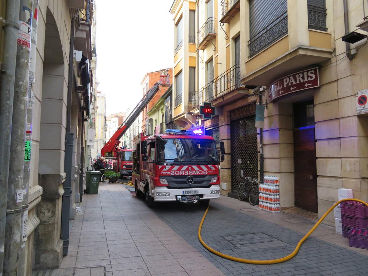 El incendio se ha desencadenado a primera hora de la mañana en uno de los inmuebles de la calle Cervantes de la capital leonesa.