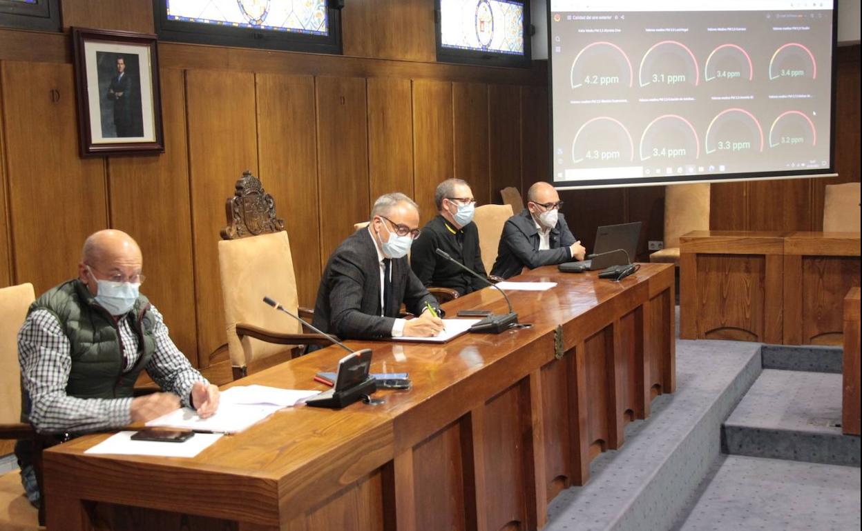 El alcalde de Ponferrada (2I) y el concejal de Medio Ambiente junto a los técnicos, en la presentación del proyecto.