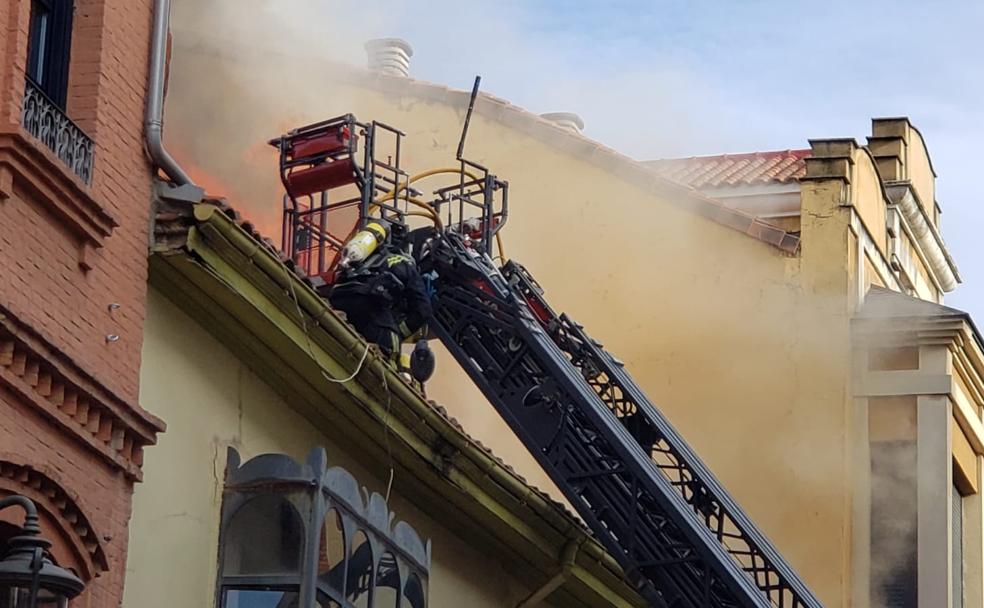 Actuación en la techumbre del establecimiento afectado por las llamas.