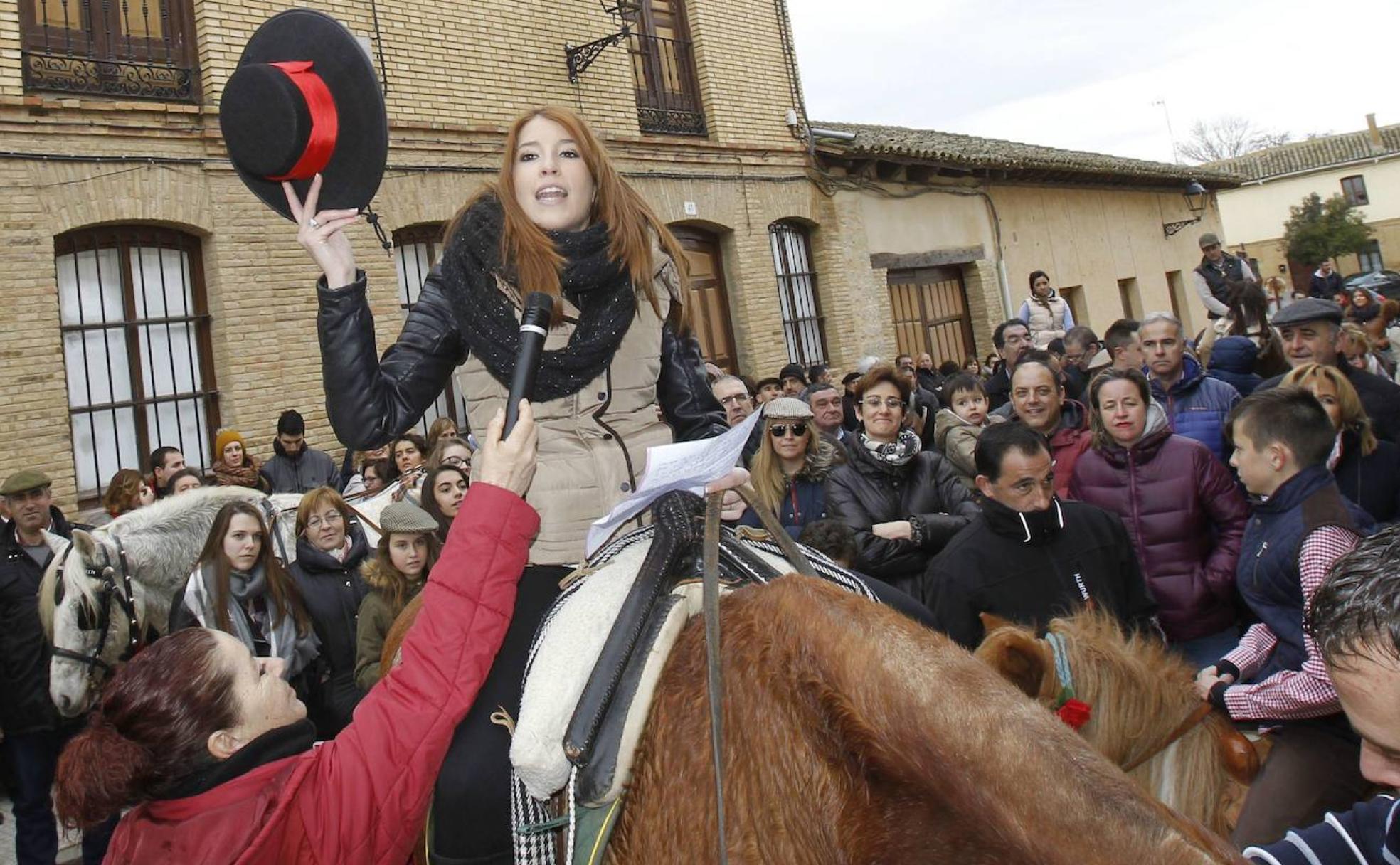 Una joven a caballo recita refranes en la festividad de San Antón de Fuentes de Nava.