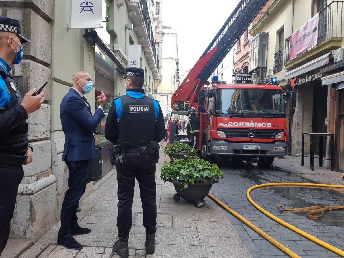 El incendio se ha desencadenado a primera hora de la mañana en uno de los inmuebles de la calle Cervantes de la capital leonesa.